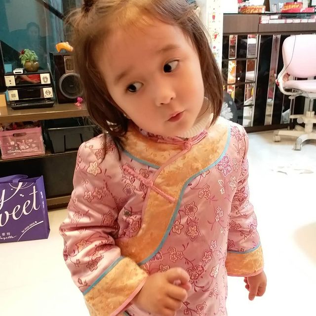 晴晴Alexandra自少已長得非常可愛。（圖片來源：IG@dellapietraalexandra）