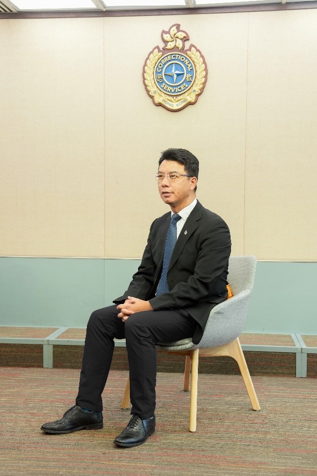 惩教署高级监督(工程及策划)周俊杰表示，署方一直秉持「以人为本」的理念，积极在各院所推行多项创新措施及优化工程，持续提升通风效能及降低室内温度，致力为在囚人士及职员缔造更适切的环境。