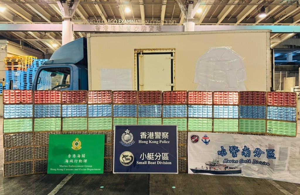 行動中共檢獲約158萬支懷疑私煙,估計總市值約711萬元,應課稅值約522萬元,並扣查兩部有關涉案貨車。警方提供 行動中共檢獲約158萬支懷疑私煙,估計總市值約711萬元,應課稅值約522萬元,並扣查兩部有關涉案貨車。警方提供