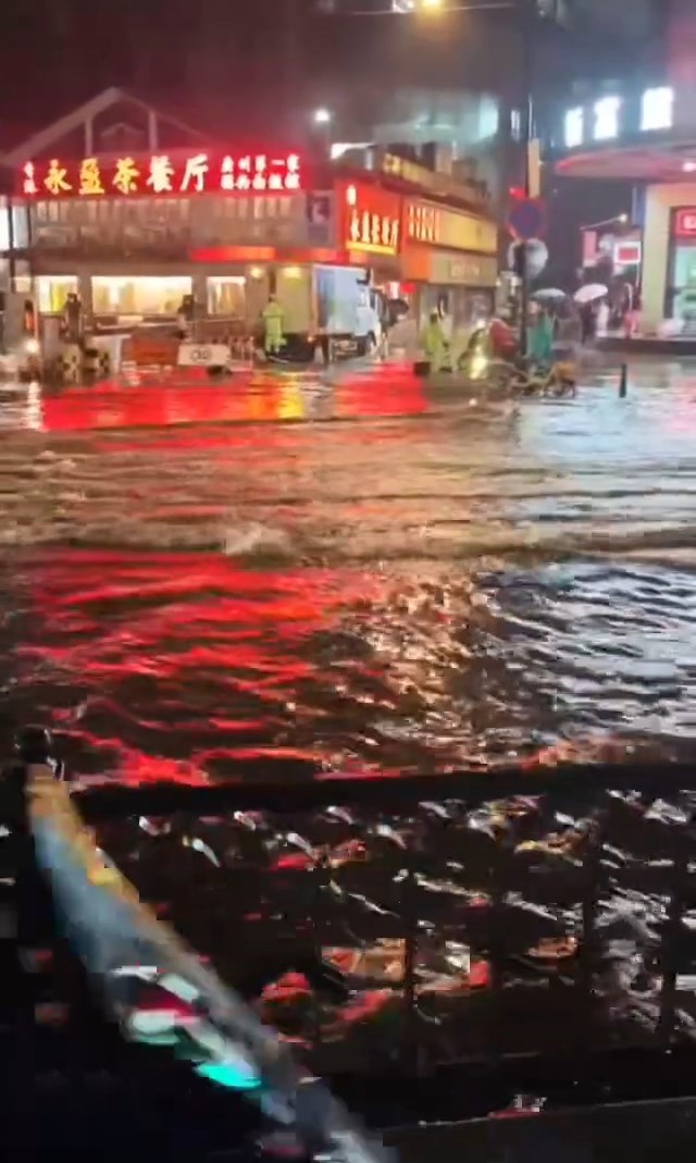 台风“白海豚”为多地带来暴雨。微博@中国气象爱好者