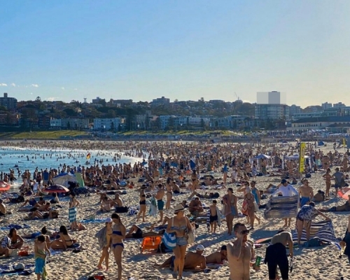 邦迪海灘人潮湧湧。Isabelle Truman 圖片