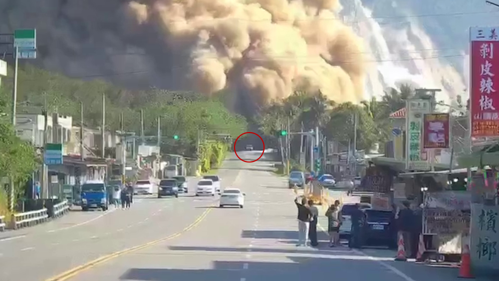 台灣花蓮地震，目擊者拍下山崩瞬間，休旅車「破塵殺出」畫面彷如電影。