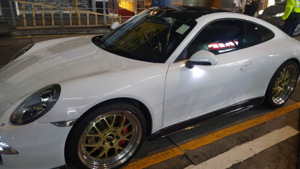 涉事19輛違規車輛已被拖往九龍灣汽車扣留中心進一步檢驗。警方圖片
