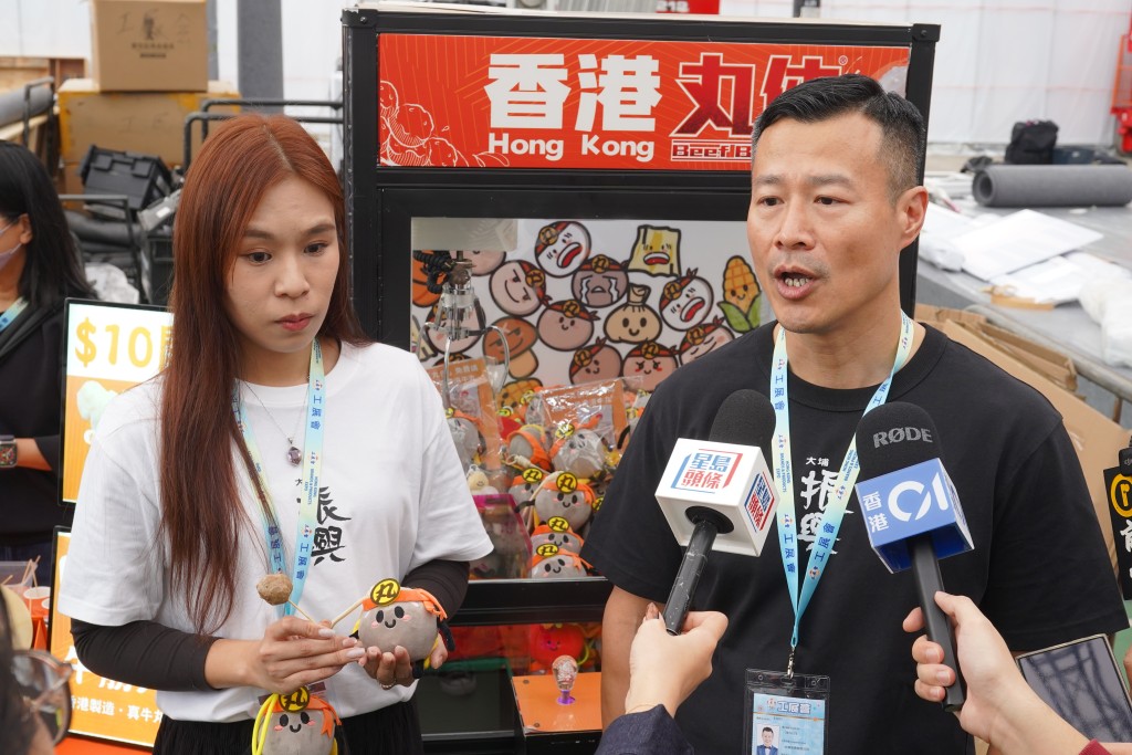 參展商左起:劉小姐、陳先生 參展商左起:劉小姐、陳先生