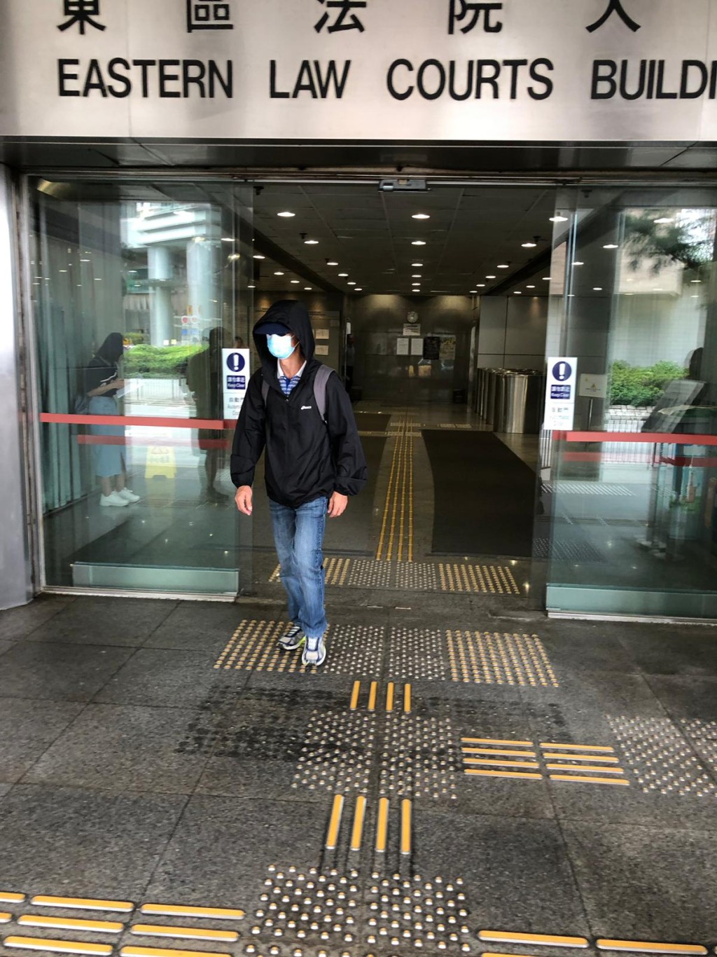 被告陳有。