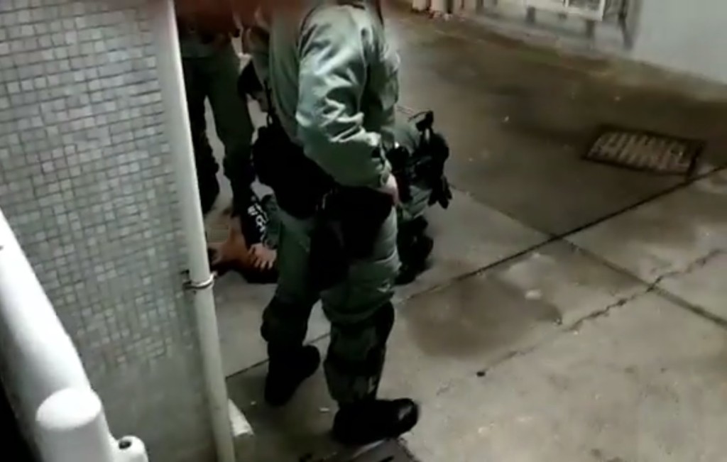 警方柴灣康翠臺制服男子帶走。Shuk Hing Chu影片截圖
