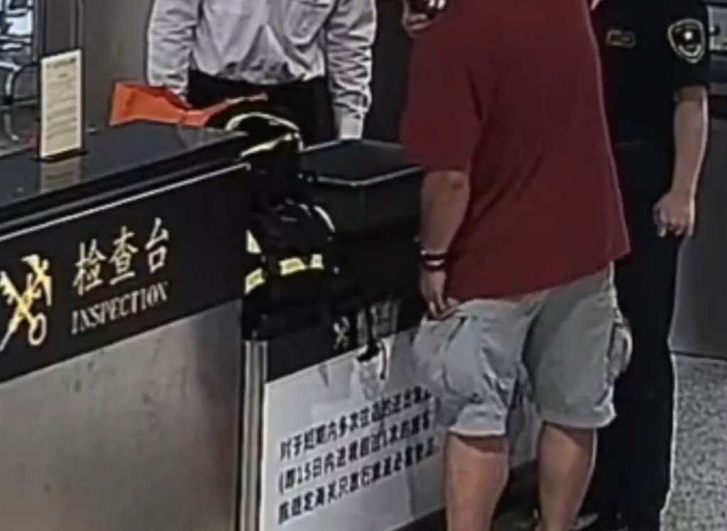 港珠澳大桥海关在男旅客“胀卜卜”的裤袋中，搜出15只重逾4公斤活龟。海关发布