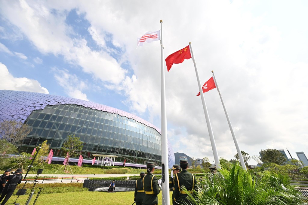 升旗儀式由香港青少年軍國旗護衛隊負責。羅淑佩FB圖片