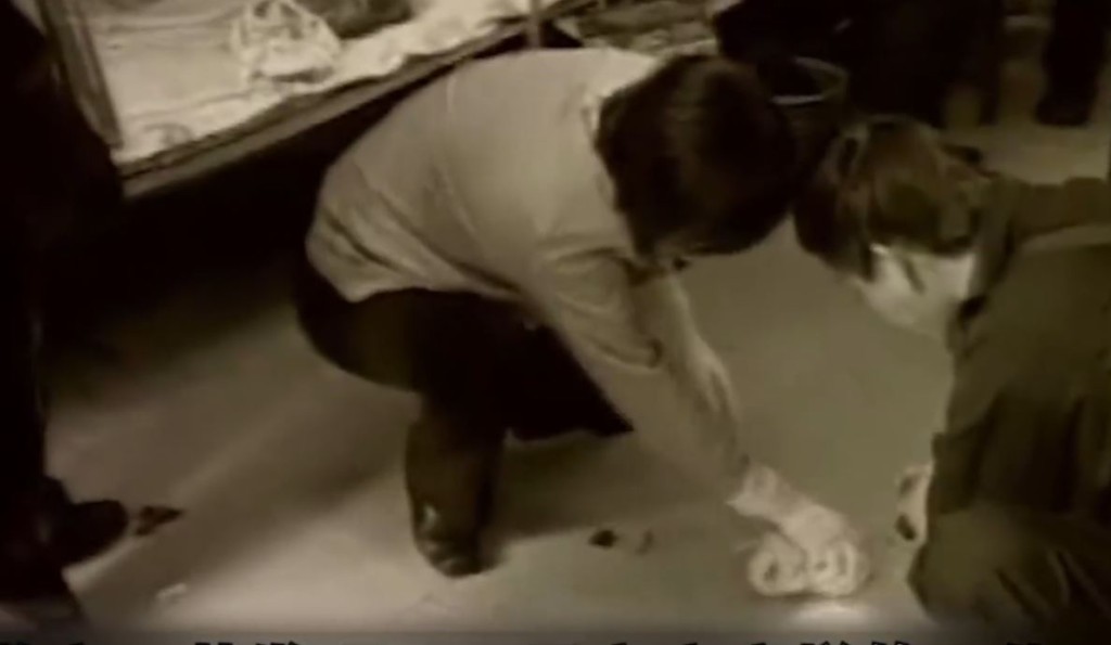 马加爵在大学宿舍杀害4名同学再逃亡。