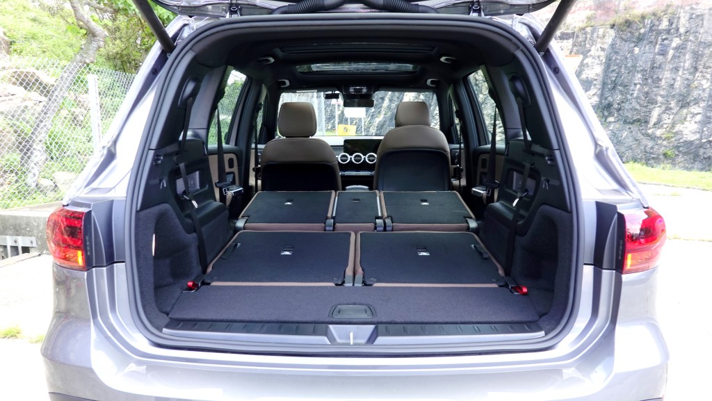 平治改良新版GLB250 4Matic七座位SUV，配合中後排椅背向前覆摺，讓車尾廂可擴展至1,805公升存量。