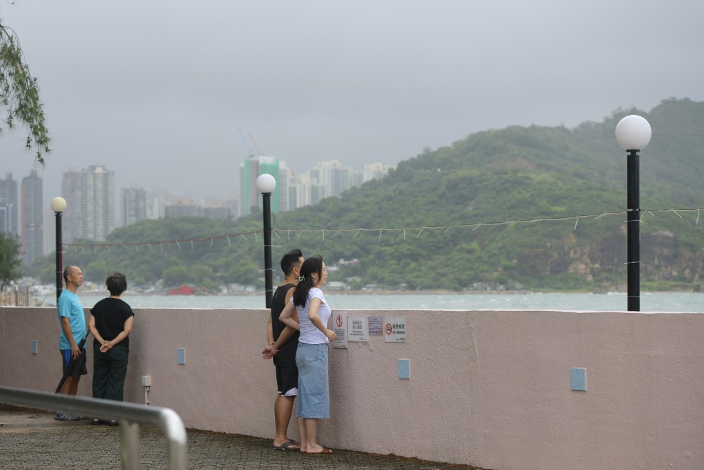 有巿民在杏花村海傍观浪。欧乐年摄