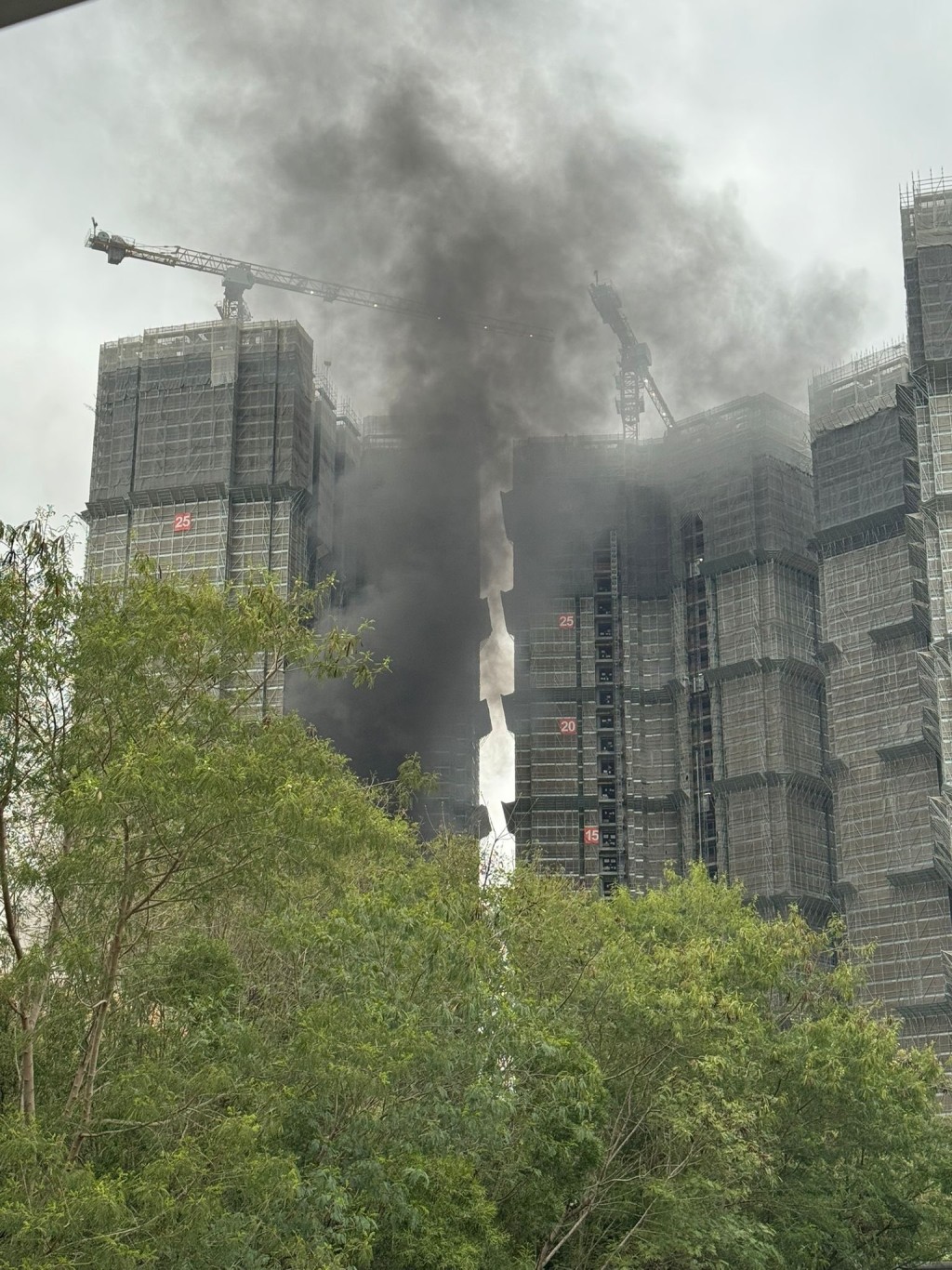 濃煙席捲半空。FB:Bosco Chu@車cam L(香港群組) 濃煙席捲半空。FB:Bosco Chu@車cam L(香港群組)