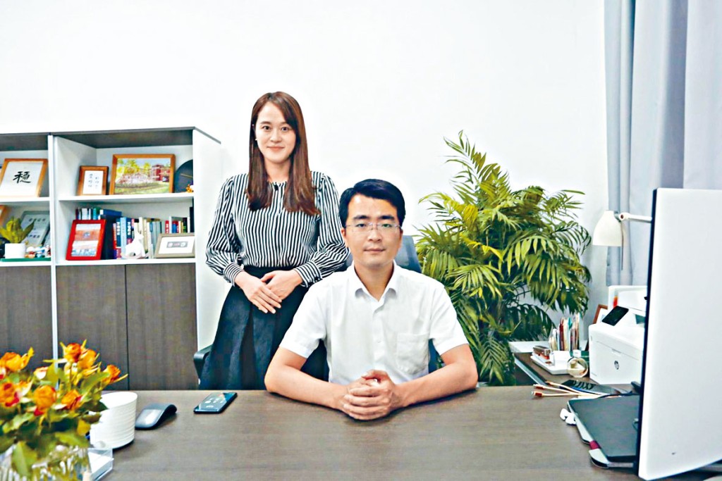 胡志鹏(右)表示，线下授课不能被线上教学取代，因而不担心公司收费模式会出现大变。