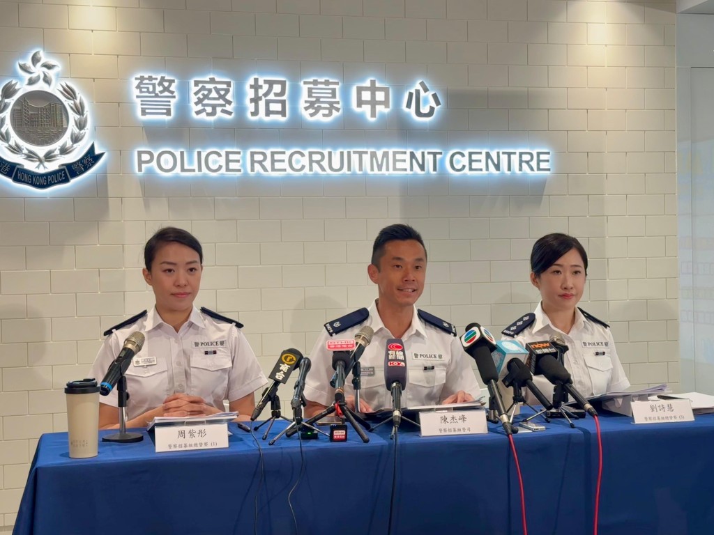 警司陳杰峰（中）指出，「香港警察招募App」可令招募流程數碼化及便利化，達成「一機在手，完成投考」。麥鍵瀧攝