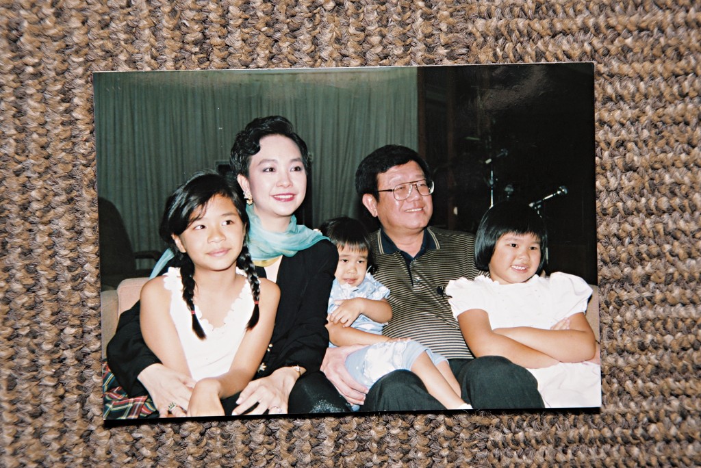 陳秋霞(左二)育有三個女兒，自言跟丈夫(右二)也非重男輕女，只求女兒快樂就好。（東周刊圖片）