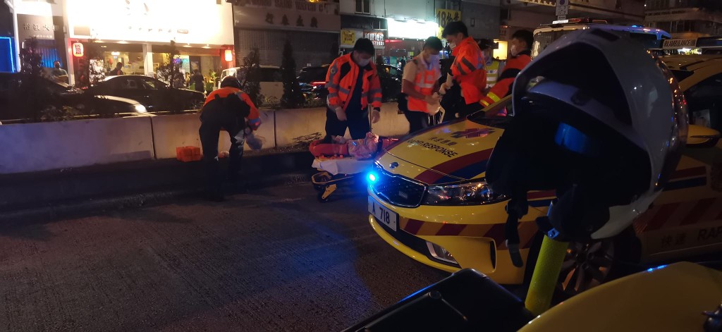 救护员为女童急救。车cam L（香港群组）FB