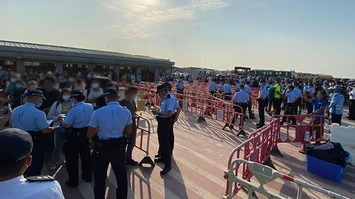 警方聯同其他部門於三跑地盤碼頭打擊非法勞工。警方提供