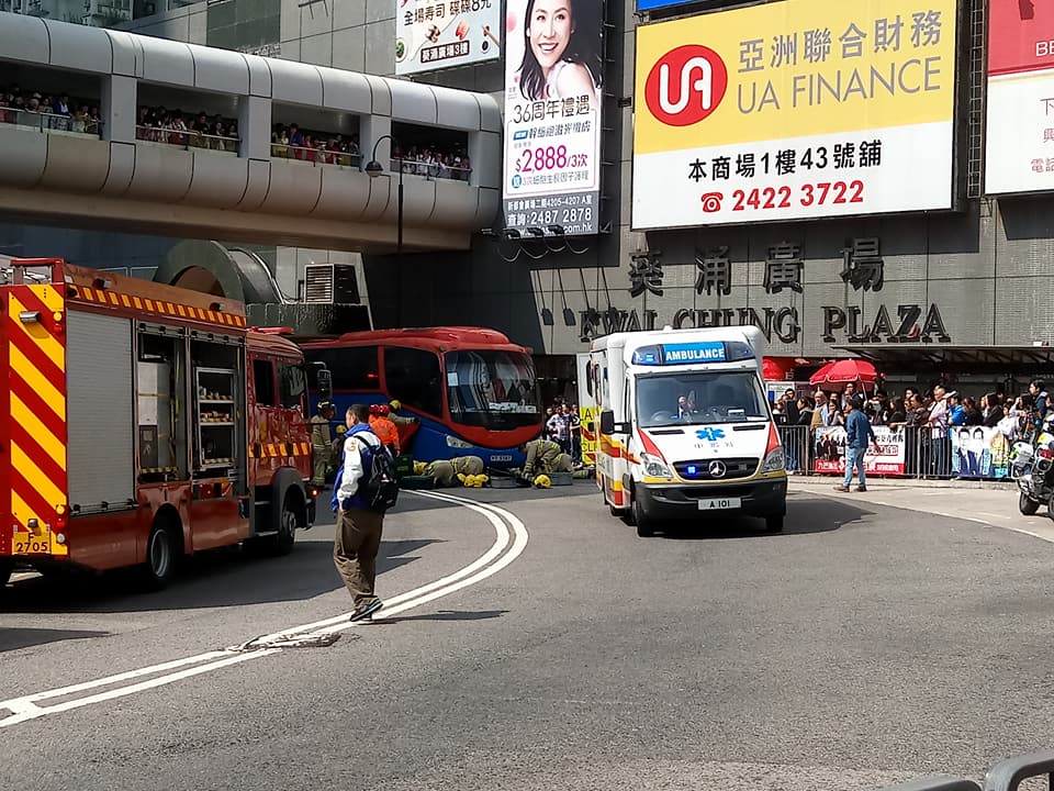 救護車及消防戒備。網民Andy Ngan攝
