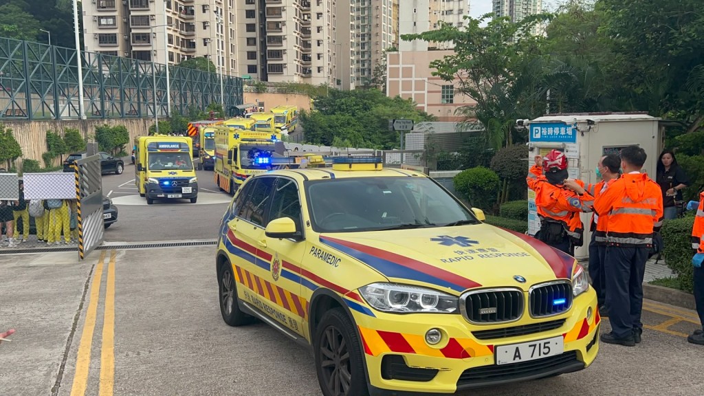 多名同學不適送院。 多名同學不適送院。