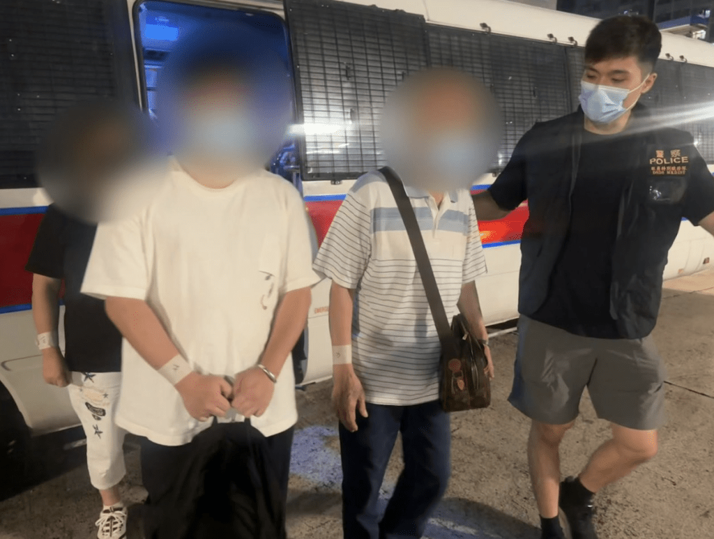 警方突擊搜查荔枝角道一個單位，搗破一個懷疑非法百家樂賭檔，共拘捕8名男女。警方圖片