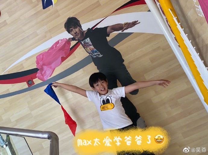 Max学著爸爸的一切。