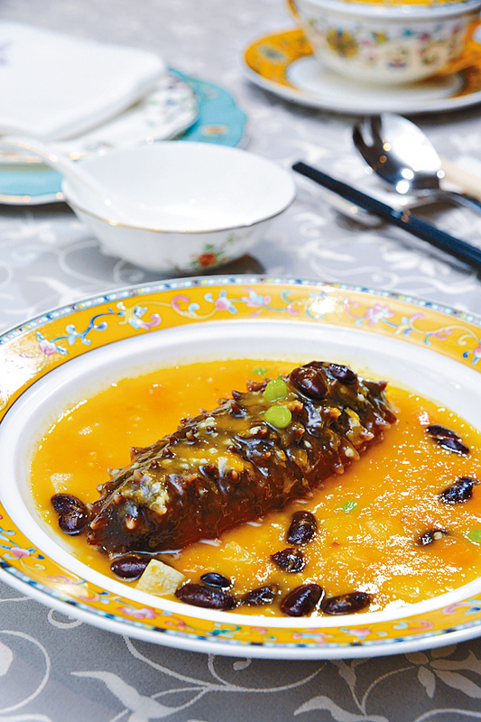 金湯五穀雜燴遼參  $368店中亦有新派海鮮菜，像這款燴六十頭關西遼參，配南瓜及五款蔬菜粒煮成湯汁，清新高貴。