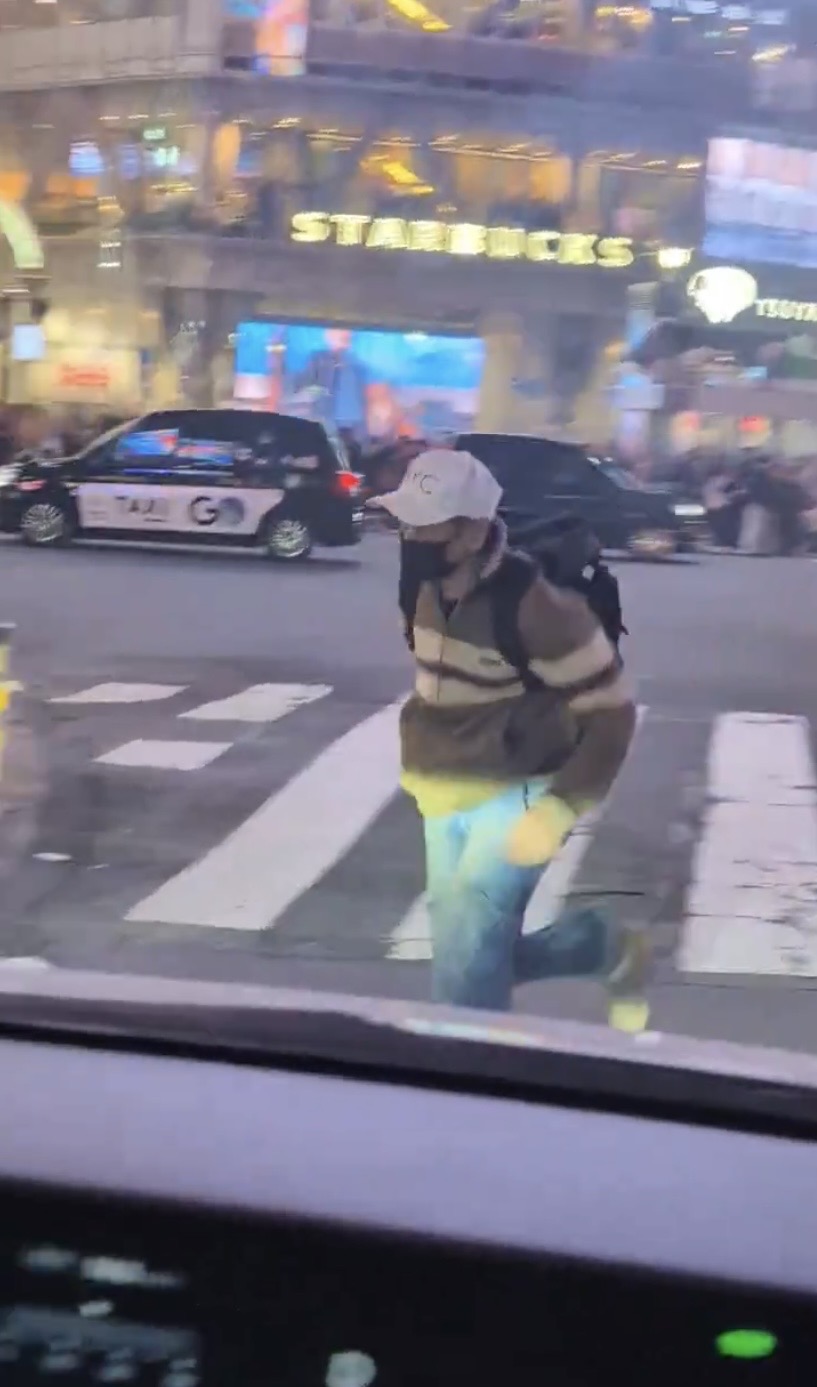 涩谷十字路口男子泼液点火后逃逸。    X@Physical_milkaq