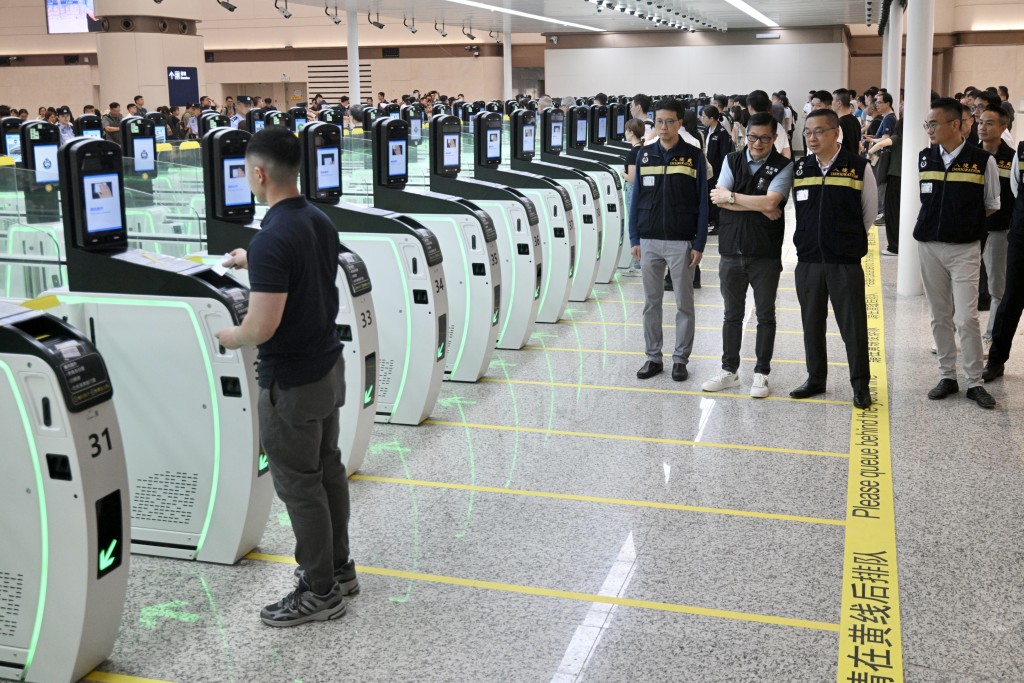 市民使用自助通道時可自由選擇出示身份證或回鄉證。