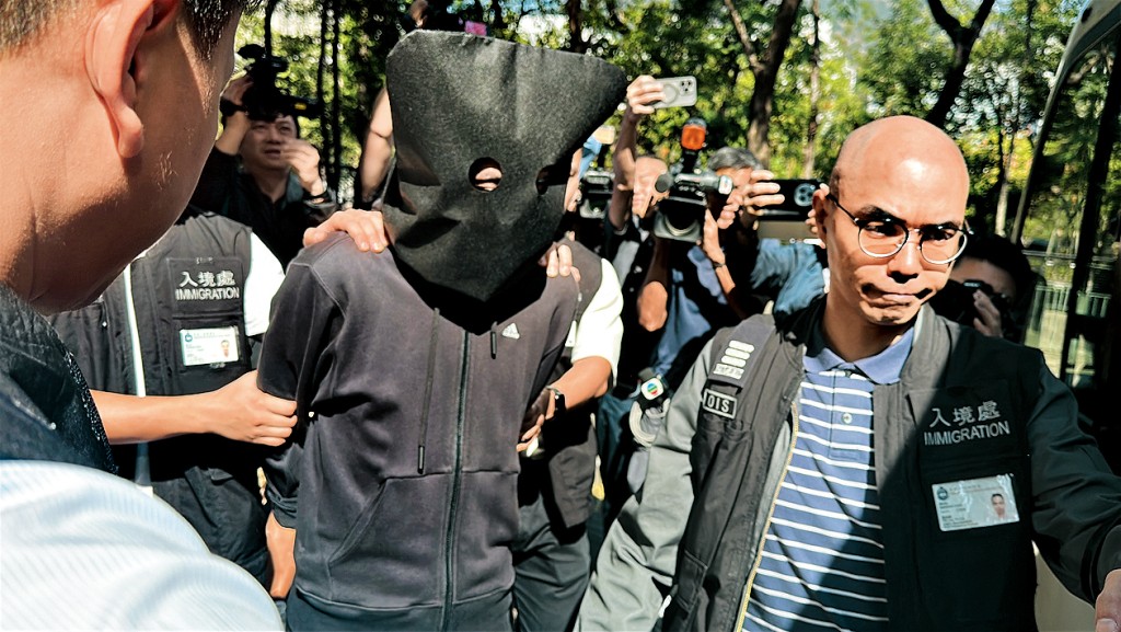 入境處人員早前拘捕假結婚犯罪集團成員。