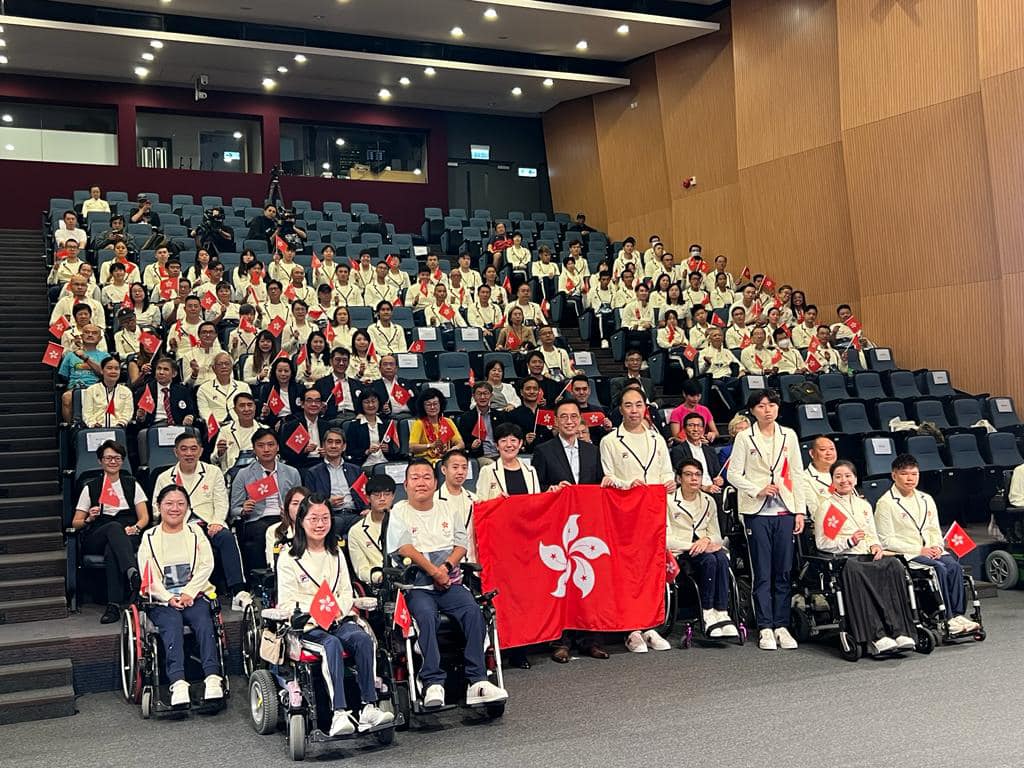 楊潤雄（前排右六）出席杭州亞洲殘疾人運動會中國香港代表團授旗儀式。楊潤雄FB圖片