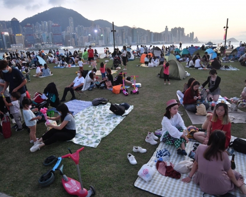 市民在炎熱天氣下繼續外出野餐聚會。