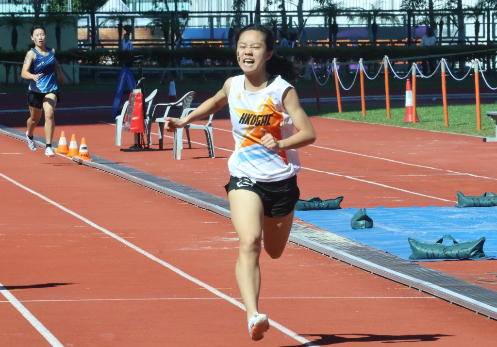 郑芷殷在女子B 组200米跑破纪录，时间是24秒77。