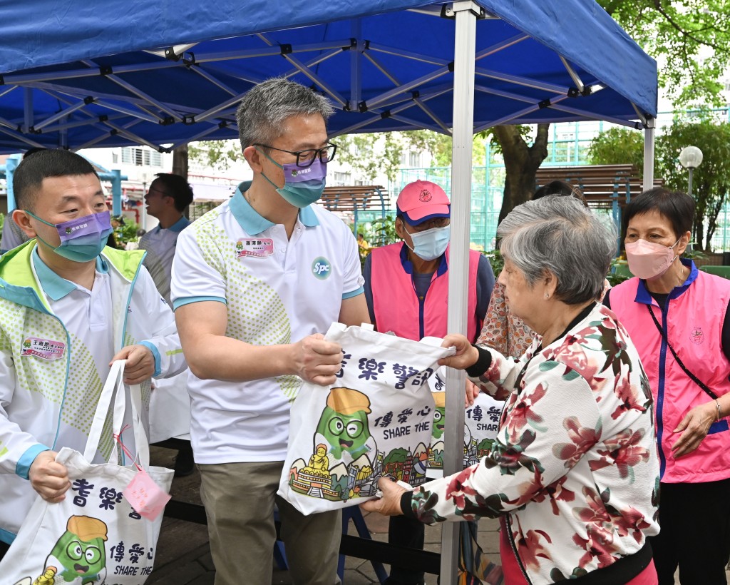 警務處處長蕭澤頤（左二）向長者派發福袋。政府新聞處圖片