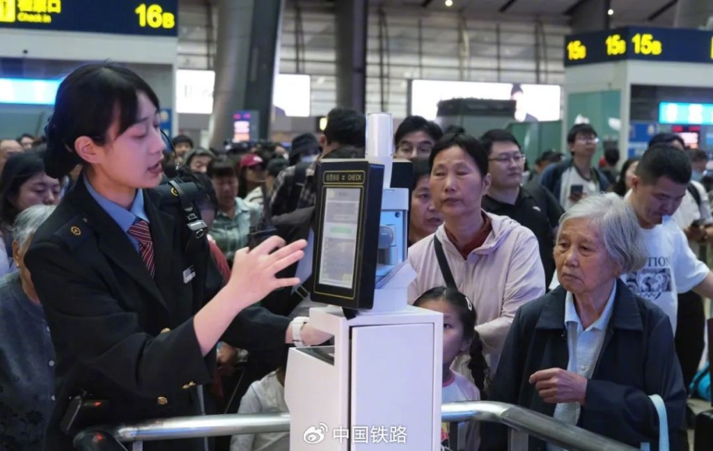 國慶黃金周，大批民眾到各地旅遊。（微博）