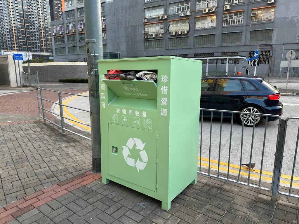 舊衣回收箱未有標明負責機構資料，亦沒有出示地政總署批出的文件。