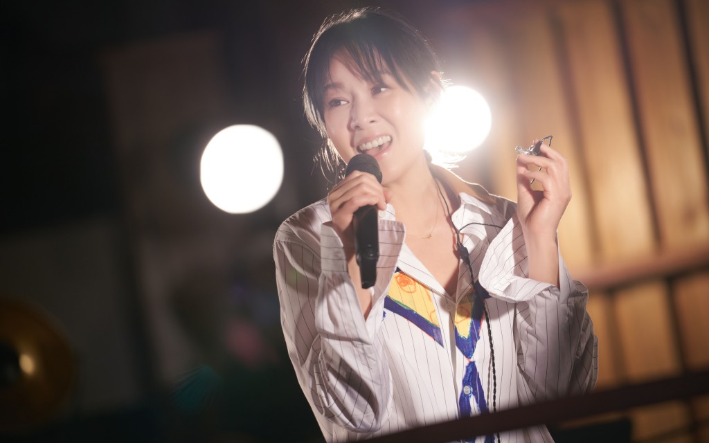 刘若英在网上开骚吸引了全球共1.5亿人次在收看。