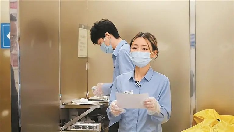 深圳年轻入殓师刘伶，认为陪伴逝者有尊严走毕生命最后一站很有意义。晶报