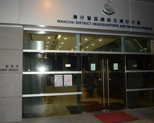警方於灣仔巡查多間食肆及娛樂場所。資料圖片