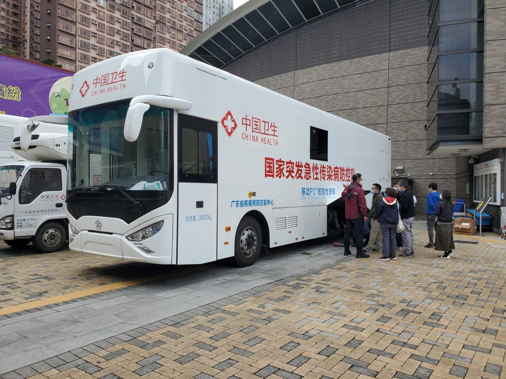 流動檢酸檢測車，停泊在馬鞍山體育館外