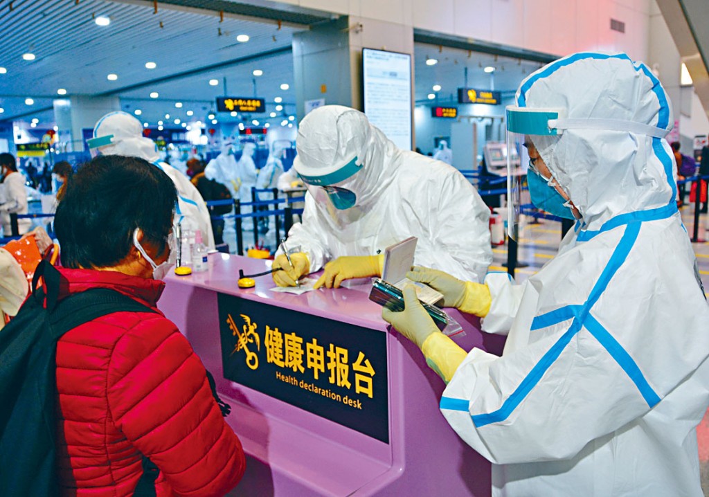 福州海關工作人員為入境旅客辦理健康申報。