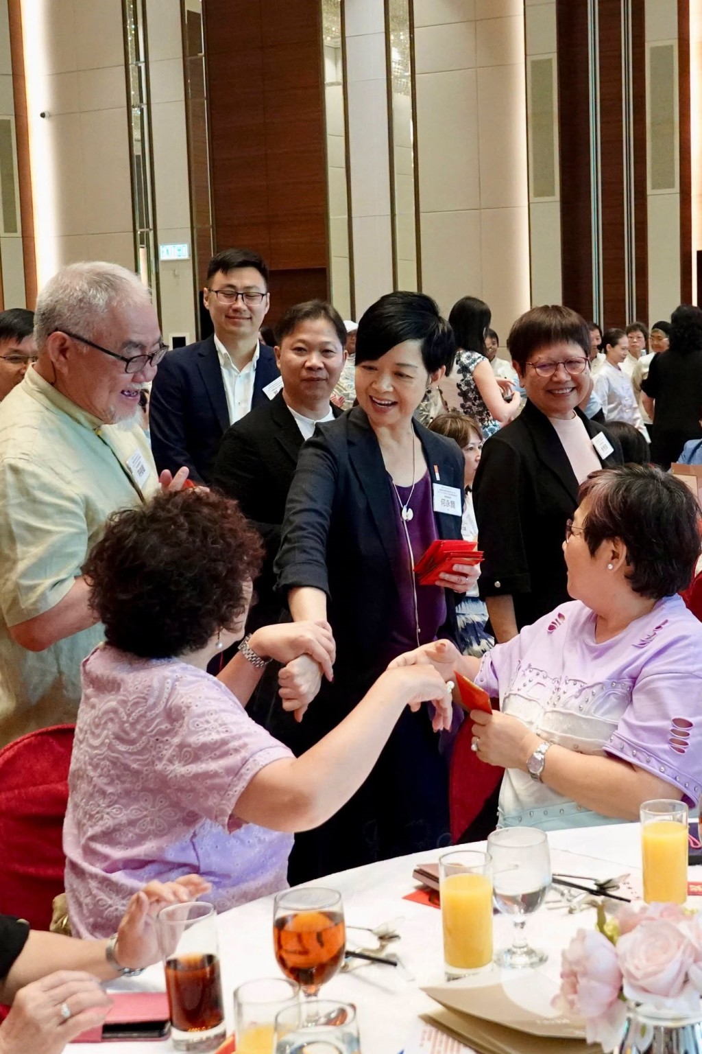 房屋局局長何永賢今日（27日）出席香港長者協會舉辦的「樂齡敬老慶回歸慈善午宴」，與一眾長者提早慶祝回歸紀念日。何永賢fb