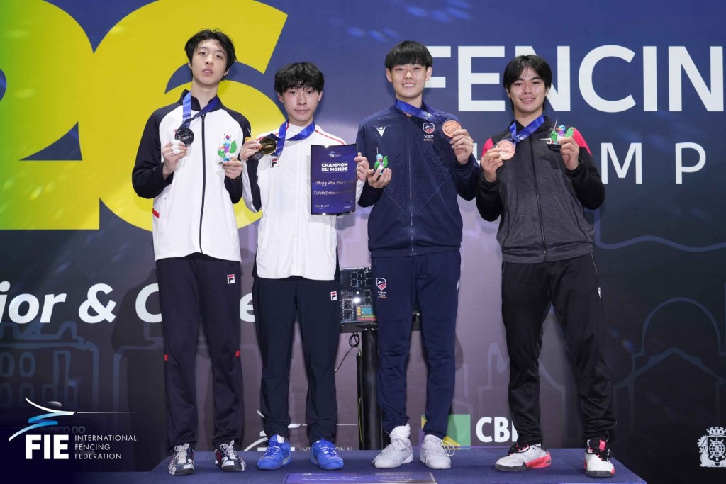 何承謙（左二）雖然身材不及其他劍手，但勝在用腦，給他打出一片天。FIE圖