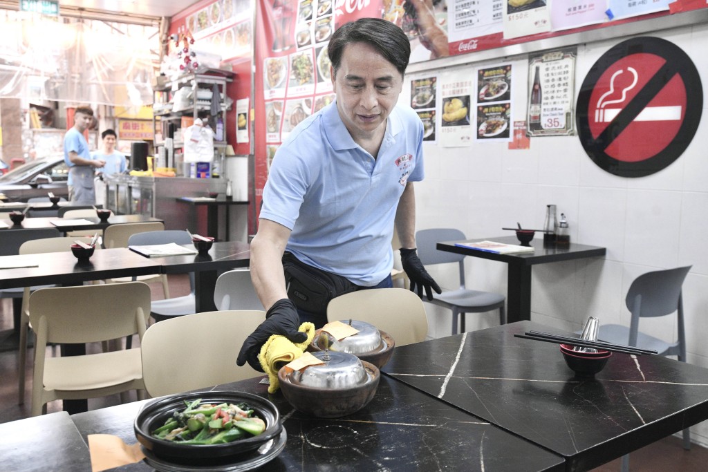 現時年輕人不難找工作,就連樓面崗位也同樣難請,寧願去做茶餐廳,沒那麼辛苦。 現時年輕人不難找工作,就連樓面崗位也同樣難請,寧願去做茶餐廳,沒那麼辛苦。
