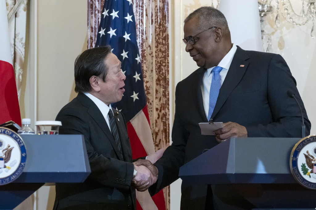 美國國防部長奧斯汀（右）與日本防衛大臣濱田靖一握手。AP