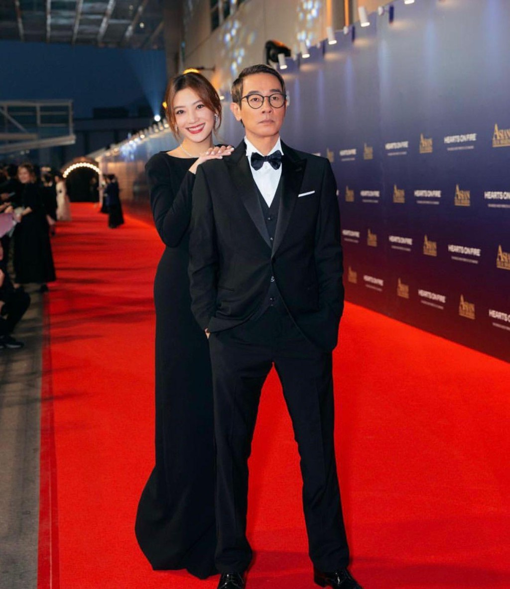 陳小春及應采兒向保良局扶弱基金捐款100萬港元。