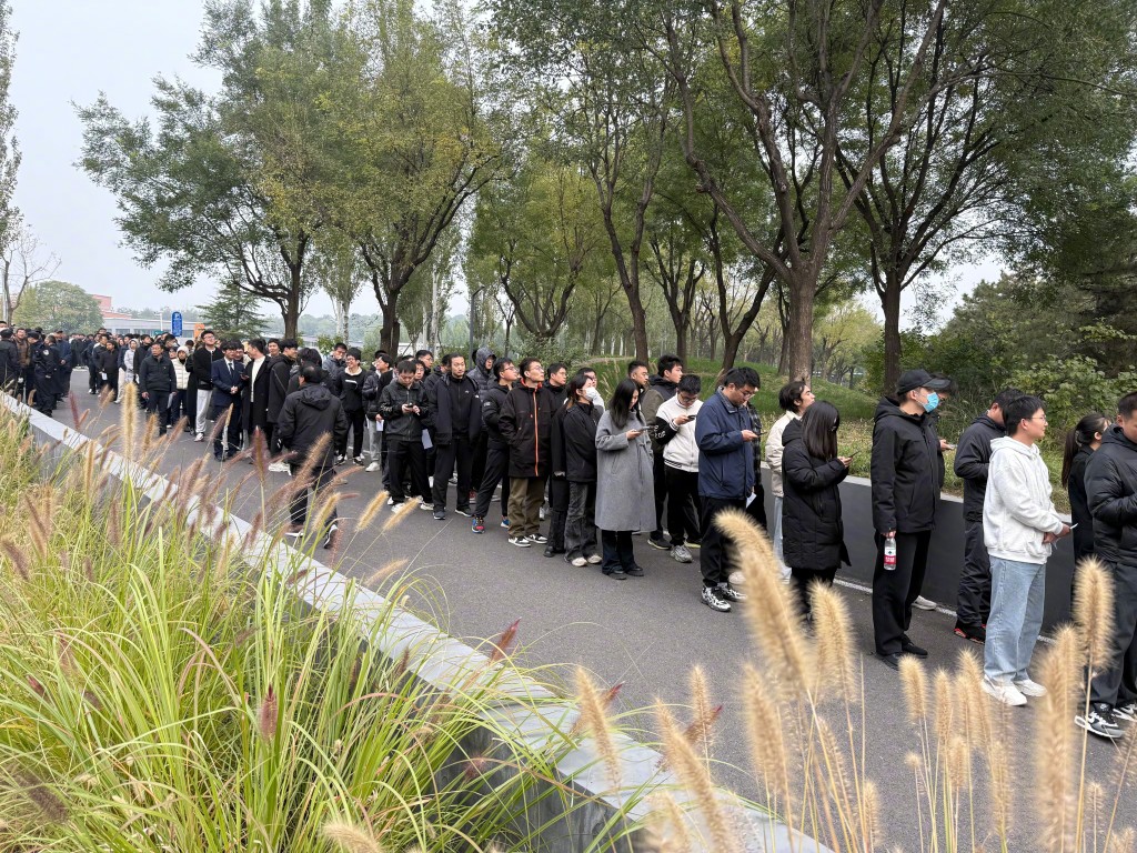 大批民眾今早到北京八寶山殯儀館送別楊振寧。大皖新聞 大批民眾今早到北京八寶山殯儀館送別楊振寧。大皖新聞