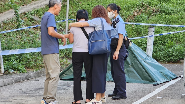 死者妻子（左二）到場認屍。