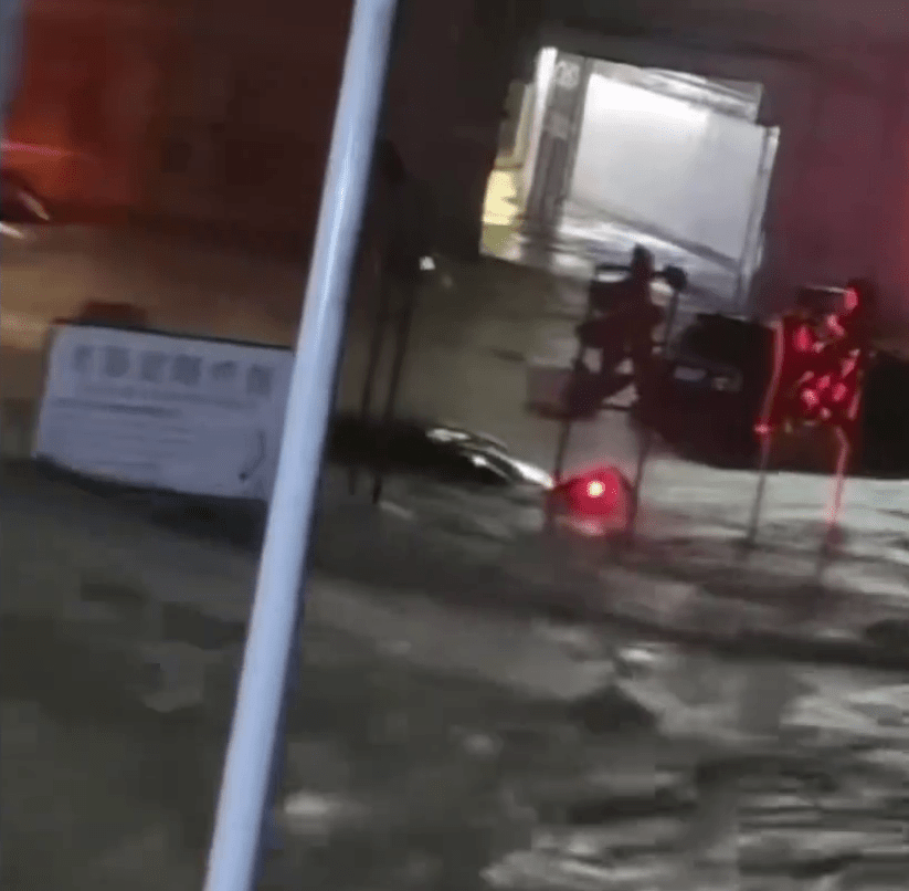 湖北咸豐暴雨，多輛車被洪水沖走。