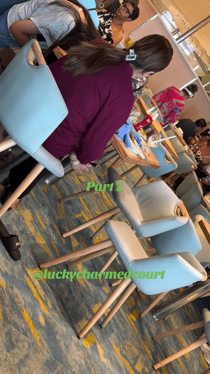 網片顯示,郵輪上穿紅衣的女性旅客用餐叉狂刮腳底。 IG@lucky_charmedcourt 網片顯示,郵輪上穿紅衣的女性旅客用餐叉狂刮腳底。 IG@lucky_charmedcourt