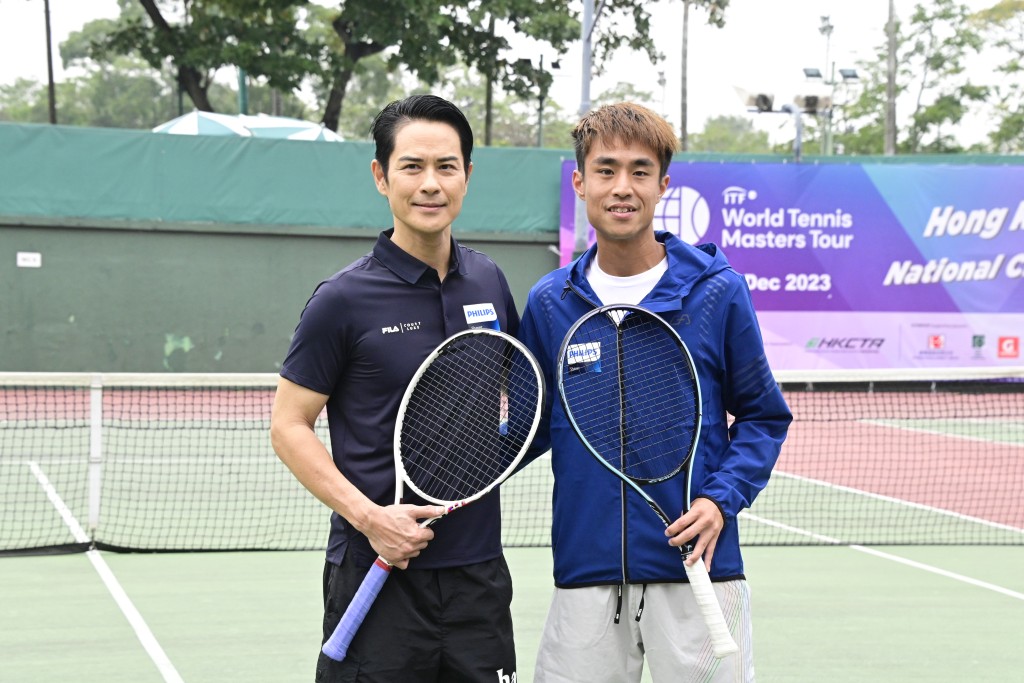 郑嘉颖表示好开心跟前香港网球代表王康杰砌磋球技。